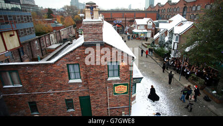 Die Coronation Street-Filmkulisse im fiktiven Weatherfield, Salford, Manchester, das zu Weihnachten innen und außen mit falschem Schnee und Dekorationen geschmückt wurde. Stockfoto