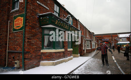 The Rovers Return Inn on the Coronation Street Film-Set im fiktiven Weatherfield, Salford, Manchester, wo es innen und außen für Weihnachten mit falschem Schnee und Dekorationen geschmückt wurde. Stockfoto