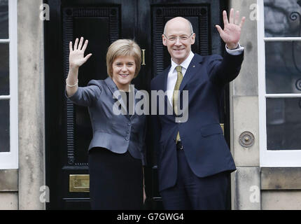 Erste Ministerin Nicola Sturgeon und stellvertretender erster Minister John Swinney auf den Stufen des Bute House in Edinburgh, als das neue schottische Kabinett enthüllt wird. Stockfoto