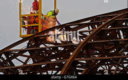 Demolition Spezialisten durchschneiden die Stahlkarkasse des Eastbourne Pier in East Sussex, als die Arbeiten beginnen, die kuppelförmige Spielhalle an der Vorderseite des viktorianischen Pier abzubauen, die im Sommer von einem Feuer verwüstet wurde. Stockfoto