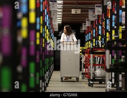 Ein Mitarbeiter nimmt Bestellungen im Amazon-Versandzentrum in Peterborough, Cambridgeshire, entgegen. Stockfoto