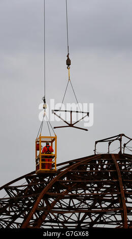 Demolition Spezialisten durchschneiden die Stahlkarkasse des Eastbourne Pier in East Sussex, als die Arbeiten beginnen, die kuppelförmige Spielhalle an der Vorderseite des viktorianischen Pier abzubauen, die im Sommer von einem Feuer verwüstet wurde. Stockfoto