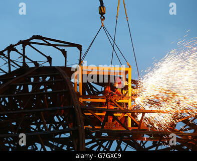 Demolition Spezialisten durchschneiden die Stahlkarkasse des Eastbourne Pier in East Sussex, als die Arbeiten beginnen, die kuppelförmige Spielhalle an der Vorderseite des viktorianischen Pier abzubauen, die im Sommer von einem Feuer verwüstet wurde. Stockfoto