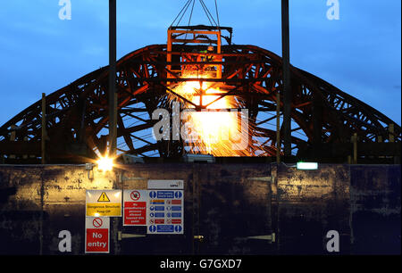 Demolition Spezialisten durchschneiden die Stahlkarkasse des Eastbourne Pier in East Sussex, als die Arbeiten beginnen, die kuppelförmige Spielhalle an der Vorderseite des viktorianischen Pier abzubauen, die im Sommer von einem Feuer verwüstet wurde. Stockfoto