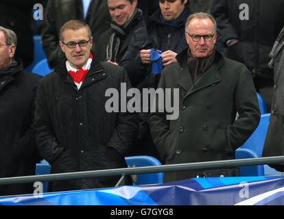 Fußball - UEFA Champions League - Gruppe E - Manchester City / Bayern München - Etihad Stadium. Bayern München Executive Vice Chairman Jan-Christian Dreesen und Executive Board Chairman Karl-Heinz Rummenigge (rechts) auf der Tribüne Stockfoto