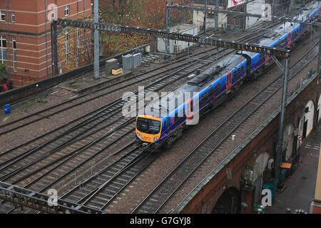 Ein Zug am Bahnhof Leeds als Firma Virgin von Sir Richard Branson wird ab dem nächsten Jahr die beiden wichtigsten Bahnstrecken Großbritanniens von London nach Schottland fahren. Stockfoto