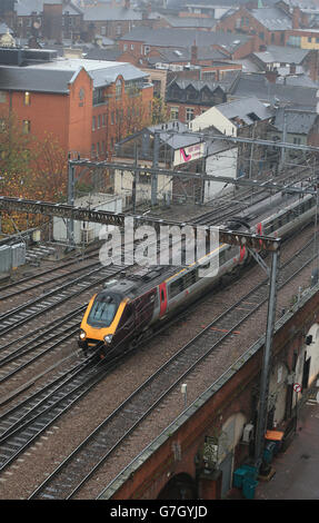 Ein Zug am Bahnhof Leeds als Firma Virgin von Sir Richard Branson wird ab dem nächsten Jahr die beiden wichtigsten Bahnstrecken Großbritanniens von London nach Schottland fahren. Stockfoto