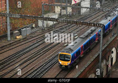 Ein Zug am Bahnhof Leeds als Firma Virgin von Sir Richard Branson wird ab dem nächsten Jahr die beiden wichtigsten Bahnstrecken Großbritanniens von London nach Schottland fahren. Stockfoto