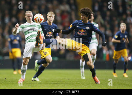 Fußball - UEFA Europa League - Gruppe D - Celtic / FC Salzburg - Celtic Park. Celtic's Leigh Griffiths und Andre Ramalho vom FC Salzburg kämpfen während des Spiels der UEFA Europa League im Celtic Park, Glasgow, um den Ball. Stockfoto