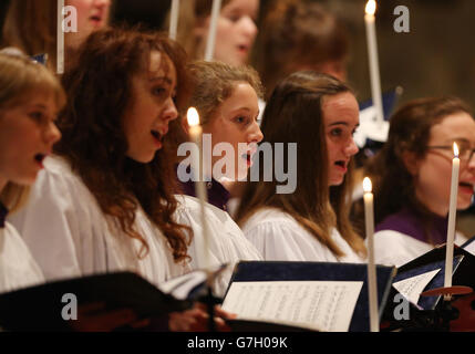 Mitglieder des Canterbury Cathedral Girls Choir Proben für ihr erstes Weihnachtskonzert in der Canterbury Cathedral in Kent. Stockfoto