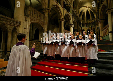 Mitglieder des Canterbury Cathedral Girls Choir Proben für ihr erstes Weihnachtskonzert in der Canterbury Cathedral in Kent. Stockfoto