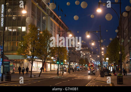 Weihnachtsbeleuchtung an der Außenseite von John Lewis in der Oxford Street, im Zentrum von London, während einer fünfminütigen Verdunkelungszeit, um den Beginn des "Black Friday" zu markieren. Stockfoto