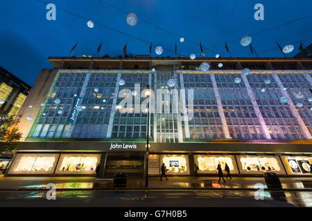 Allgemeine Ansicht zeigt Weihnachtsbeleuchtung auf der Außenseite der John Lewis in der Oxford Street, central London, bevor sie für ein fünfminütiges Blackout zum Start von "Black Friday" shopping abgeschaltet wurden. Stockfoto