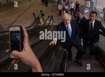 Der Londoner Bürgermeister Boris Johnson auf der Rolltreppe in der U-Bahn von Singapur, die MRT von Marina Bay, trifft auch den Premierminister von Singapur, Lee Hsien Loong, in Istana, dem Präsidentenpalast. Stockfoto