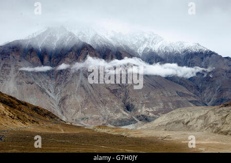 Dürren Berge, Himalaya, Nubra Valley, in der Nähe von Leh, Ladakh, Jammu und Kaschmir, Indien Stockfoto