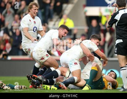 Der englische Ben Morgan (rechts) feiert mit Billy Twelvetrees (links), George Ford (Mitte) und Ben Youngs, nachdem er beim QBE International-Spiel in Twickenham, London, den ersten Versuch erzielt hatte. Stockfoto