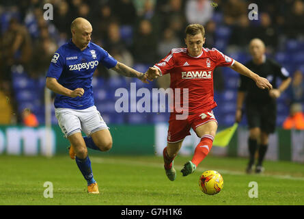 David Cotterill (links) von Birmingham City und Ben Osborn von Nottingham Forest kämpfen beim Sky Bet Championship-Spiel in St. Andrews, Birmingham, um den Ball. Stockfoto