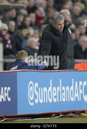 Der Chelsea-Manager Jose MourInha schüttelt sich während des Spiels der Barclays Premier League im Stadium of Light, Sunderland, die Hände mit einem Balljungen. Stockfoto