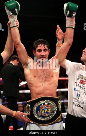 Frank Buglioni (Mitte) feiert, nachdem er Andrew Robinson bei seinem WBO European Super Midlewight Titelkampf in der Excel Arena in London besiegt hat. Stockfoto