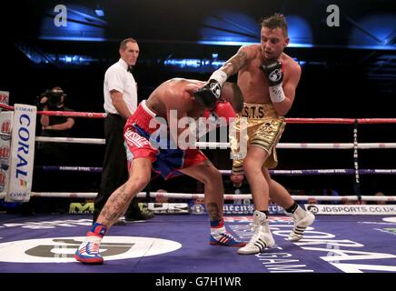 Mitchell Smith (rechts) in Aktion gegen Zoltan Kovacs während ihres vakanten WBO European Super-Federgewicht-Titelkampfes in der Excel Arena, London. Stockfoto