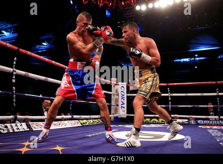 Mitchell Smith (rechts) in Aktion gegen Zoltan Kovacs während ihres vakanten WBO European Super-Federgewicht-Titelkampfes in der Excel Arena, London. Stockfoto