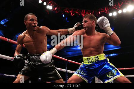 Chris Eubank Junior (links) im Einsatz gegen Billy Joe Saunders während ihres britischen Titelkampfs in Europa und Commonwealth in der Excel Arena in London. Stockfoto