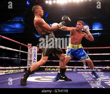 Chris Eubank Junior (links) im Einsatz gegen Bradley Joe Saunders während ihres britischen Titelkampfs in Europa und Commonwealth in der Excel Arena in London. Stockfoto