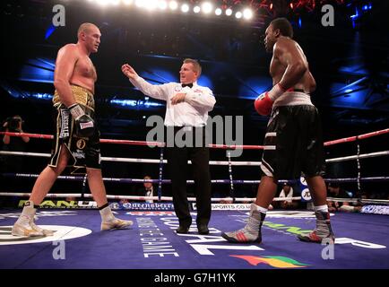 Tyson Fury (links) wird vom Schiedsrichter während des Eliminator-Spiels für die WBO World Heavyweight Championship und den Kampf der British and Commonwealth Heavyweight Championship mit Dereck Chisora in der Excel Arena, London, referiert. Stockfoto