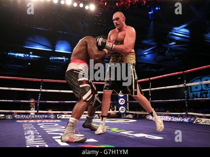 Tyson Fury (rechts) in Aktion gegen Dereck Chisora während ihres Eliminator-Spiels für die WBO World Heavyweight Championship und den Kampf der British and Commonwealth Heavyweight Championship in der Excel Arena in London. Stockfoto