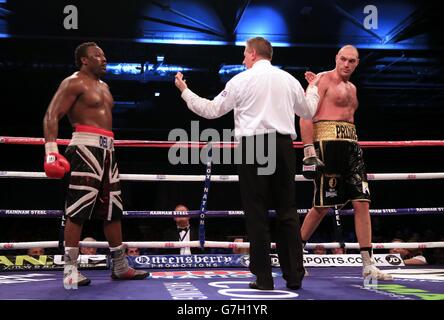 Matchreferee Marcus McDonald hält sowohl Tyson Fury (rechts) als auch Dereck Chisora während ihres Eliminator-Matches für die WBO World Heavyweight Championship und den Kampf der British and Commonwealth Heavyweight Championship in der Excel Arena in London. Stockfoto