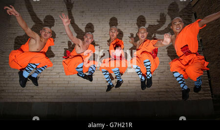 Zuvor unveröffentlichtes Foto vom 25/11/2014 von Shaolin Mönchen springen in Zentral-London, wie zum ersten Mal seit sieben Jahren Shaolin Mönche werden auf der Bühne in einer neuen Show namens SHAOLIN, die im Peacock Theatre in London am 29. September 2015 für vier Wochen beginnt auftreten. Stockfoto