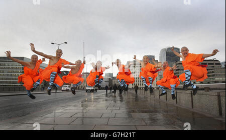 Zuvor unveröffentlichtes Foto vom 25/11/2014 von Shaolin Mönchen springen auf London Bridge im Zentrum von London, wie zum ersten Mal seit sieben Jahren Shaolin Mönche werden auf der Bühne in einer neuen Show namens SHAOLIN, die im Peacock Theatre in London am 29. September 2015 für vier Wochen beginnt. Stockfoto