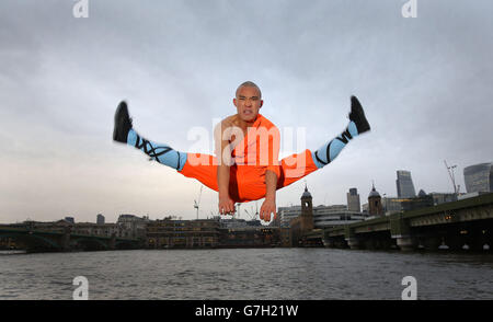 Zuvor unveröffentlichtes Foto vom 25/11/2014 von Shaolin Monk Zhaz Ming Huz springen in Zentral-London, wie zum ersten Mal in sieben Jahren Shaolin Mönche werden auf der Bühne in einer neuen Show namens SHAOLIN, die im Peacock Theatre in London am 29. September 2015 für vier Wochen beginnt. Stockfoto