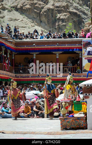 Tänzerinnen im Hemis Festival, Hemis, in der Nähe von Leh, Ladakh, Jammu und Kaschmir, Indien. Stockfoto