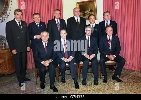 Die G7-Führer posieren für ein Foto in der Downing Street 10. Hintere Reihe (l-r): Ruud Lubbers, Giulio Andreotti, Brian Mulroney, Helmut Kohl, Toshiki Kaifu und Jacques Delors. Vorne: Michail Gorbatschow, Francois Mitterrand, John Major und George Bush. Stockfoto