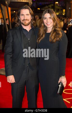 Christian Bale (links) und seine Frau Sibi Blazic bei der Weltpremiere von "Exodus: Gods and Kings" im Odeon-Kino am Leicester Square in London. Stockfoto