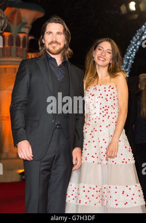 Christian Bale (links) und Maria Valverde bei der Weltpremiere von „Exodus: Gods and Kings“ im Odeon-Kino am Leicester Square, London. Stockfoto