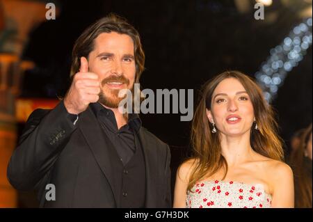 Christian Bale (links) und Maria Valverde bei der Weltpremiere von „Exodus: Gods and Kings“ im Odeon-Kino am Leicester Square, London. Stockfoto