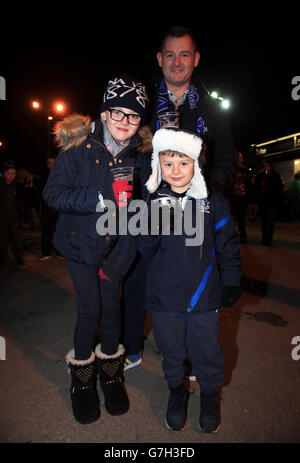 Fußball - Barclays Premier League - Everton gegen Hull City - Goodison Park. Everton Fans vor dem Goodison Park Stockfoto