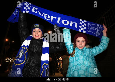 Fußball - Barclays Premier League - Everton gegen Hull City - Goodison Park. Everton Fans Lilly und Poppy Gilmore Stockfoto