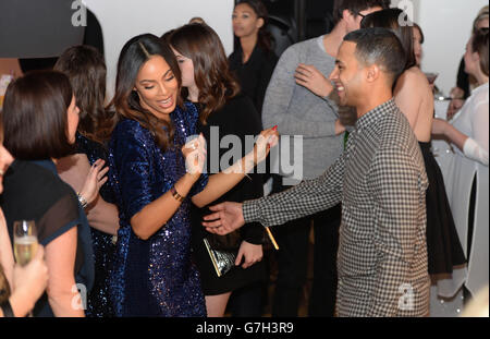 Sehr Botschafterin und Mitglied der Samstage Rochelle Humes und Ehemann Marvin besuchen die Weihnachtskrippe im Osten Londons. Stockfoto