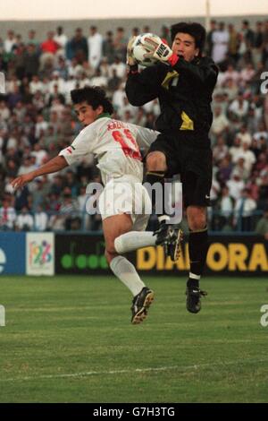 Internationaler Fußball ... ASIA'96 Südkorea / Iran. Byung Ji Kim, Südkoreas Torhüter, wird von Khodadad Azizi, Iran, herausgefordert, während er den Ball sammelt Stockfoto