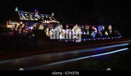 Das Haus von Eric Marshall, 75, aus Bagby, North Yorkshire bedeckt mit Weihnachtslichtern. Stockfoto