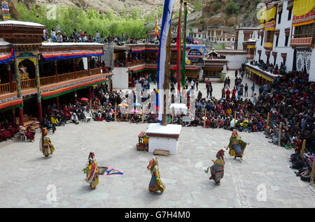 Tänzerinnen im Hemis Festival, Hemis, in der Nähe von Leh, Ladakh, Jammu und Kaschmir, Indien. Stockfoto