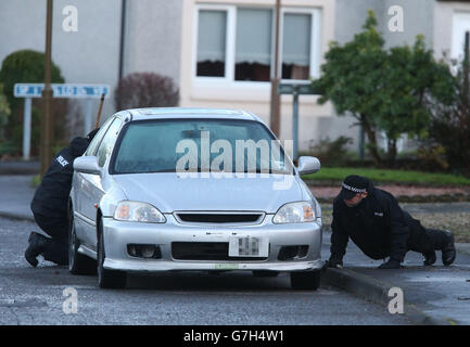 EDITORS NOTE NUMMERNSCHILD VERPIXELT VON PA BILDTISCH Polizei durchsuchen die Gegend in Springfield Drive, Falkirk, wie ein Mann wird gehalten, nachdem eine Frau Körper wurde im Schlafzimmer eines Hauses entdeckt. Stockfoto