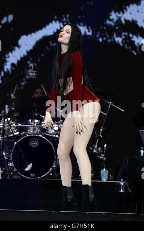 EXCLUSIVE Jessie J live auf der Bühne während des Capital FM Jingle Bell Ball 2014 in der O2 Arena, London statt Stockfoto