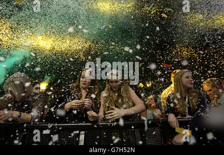 Capital FM Jingle Bell Ball 2014 - Sonntag. EXKLUSIVE Fans genießen die Atmosphäre während des Capital FM Jingle Bell Ball 2014 in der O2 Arena, London Stockfoto