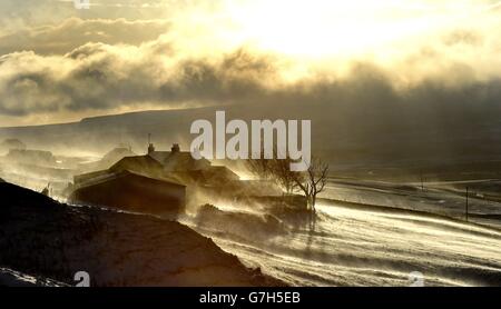 Nach einem Sturz über Nacht driftet Schnee über eine Farm in Teesdale, County Durham, da stürzliches und winterliches Wetter diese Woche über Großbritannien hinwegfegen wird, was Angst vor Störungen und Reisechaos bringt. Stockfoto