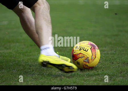 Fußball - Sky Bet Championship - Blackpool / Birmingham City - Bloomfield Road. Ein allgemeiner Schuss eines Fußballs, der getreten wird. Stockfoto