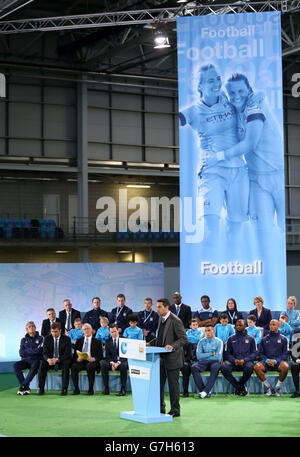 Khaldoon Mulbarak, Vorsitzender von Manchester City, spricht vor den Zuschauern zur Eröffnung des Etihad Campus (City Football Academy). Manchester. Stockfoto